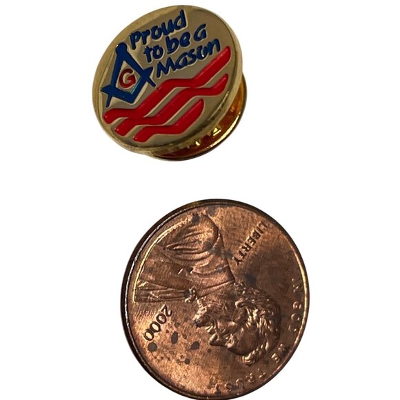 "Proud To Be A Mason" Gold Tone Lapel Pin With Red & Blue Detailing A302 - Picture 2 of 5